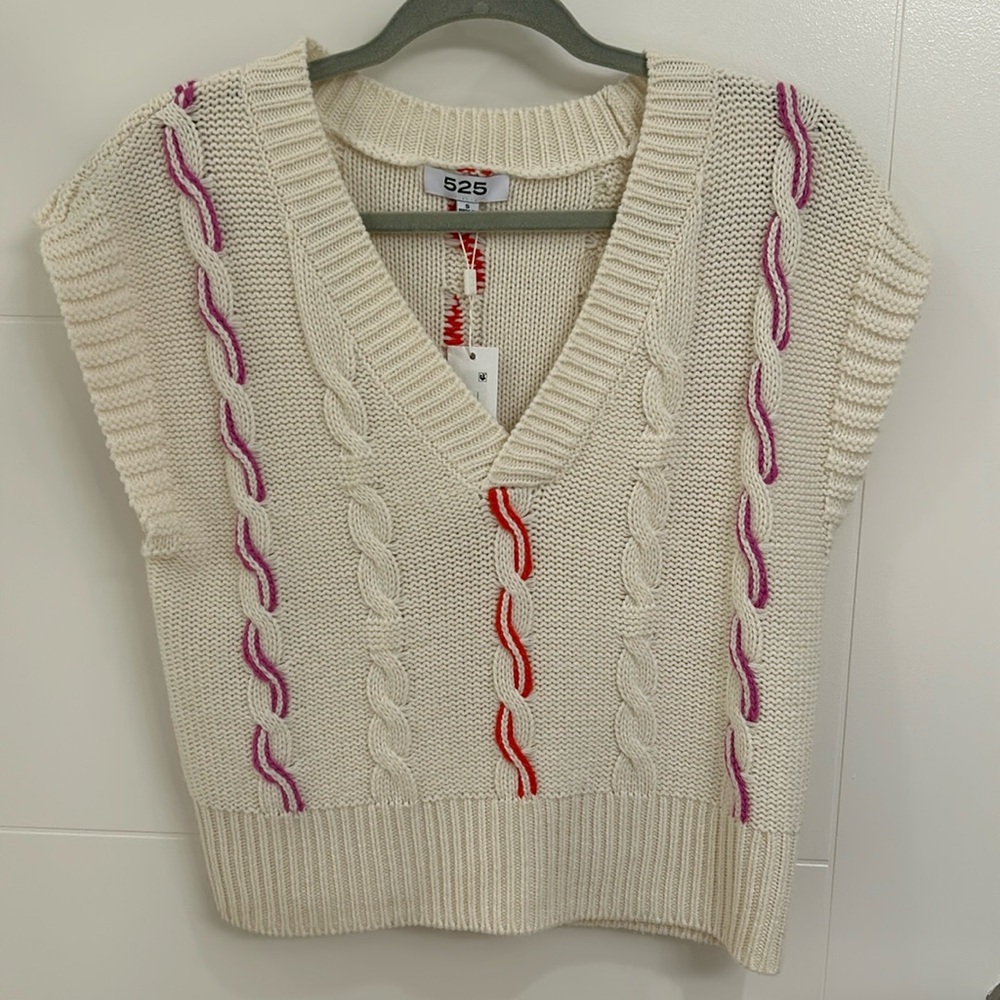 525 American Color Cable Vest. NWT. Size Small